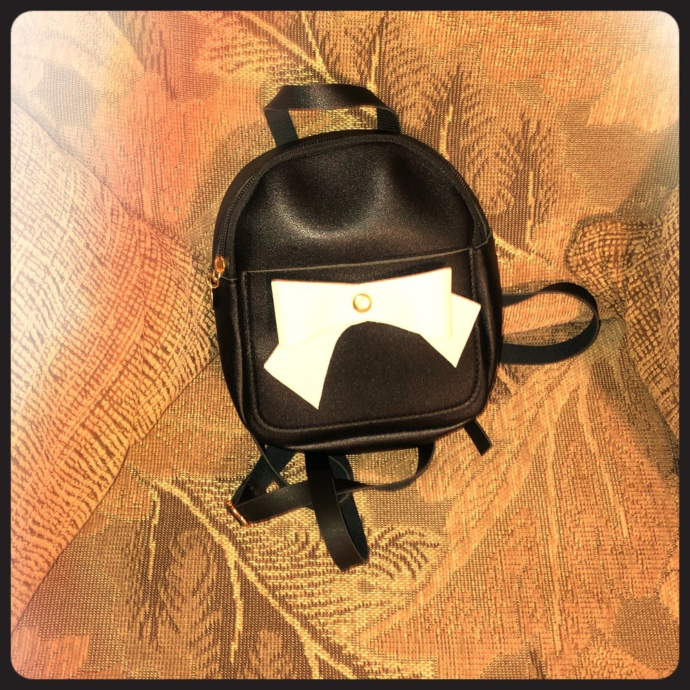 ⭐️Half Off Sale! Black Purse w/ Bow Tie Purse⭐️